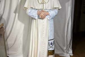 Św. Jan Paweł II – rzeźba drewniana na zamówienie