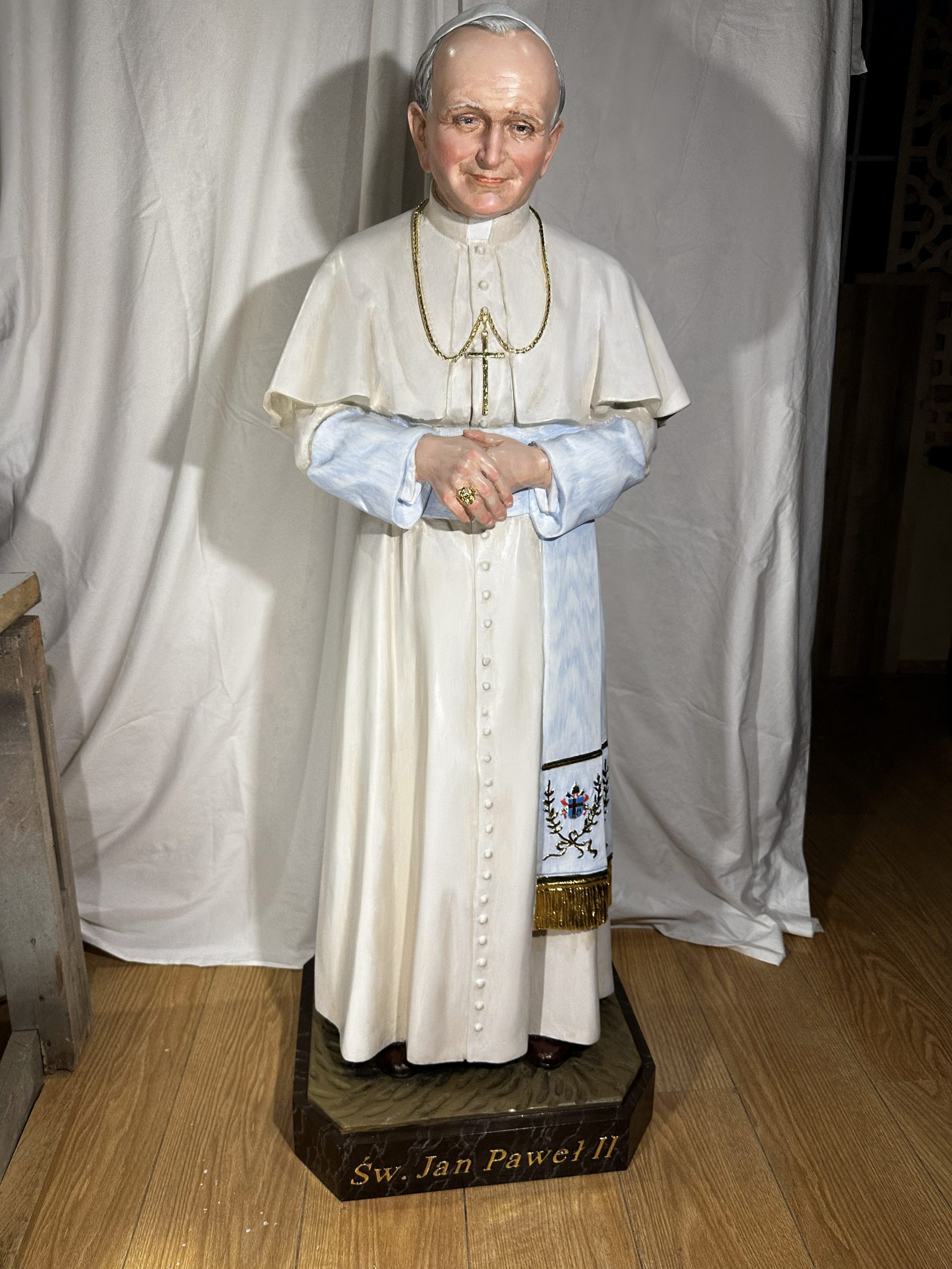 Św. Jan Paweł II – rzeźba drewniana na zamówienie