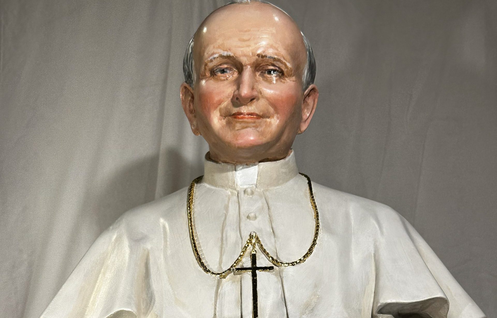 Św. Jan Paweł II – rzeźba drewniana na zamówienie - Image 3