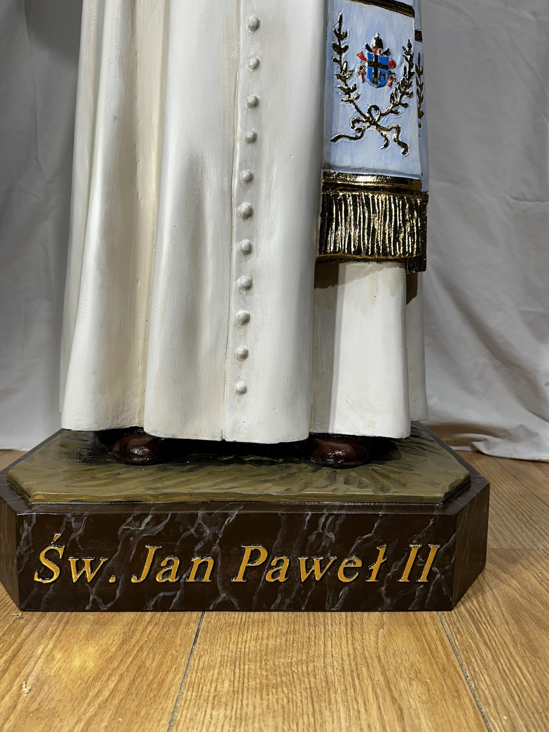 Św. Jan Paweł II – rzeźba drewniana na zamówienie - Image 10