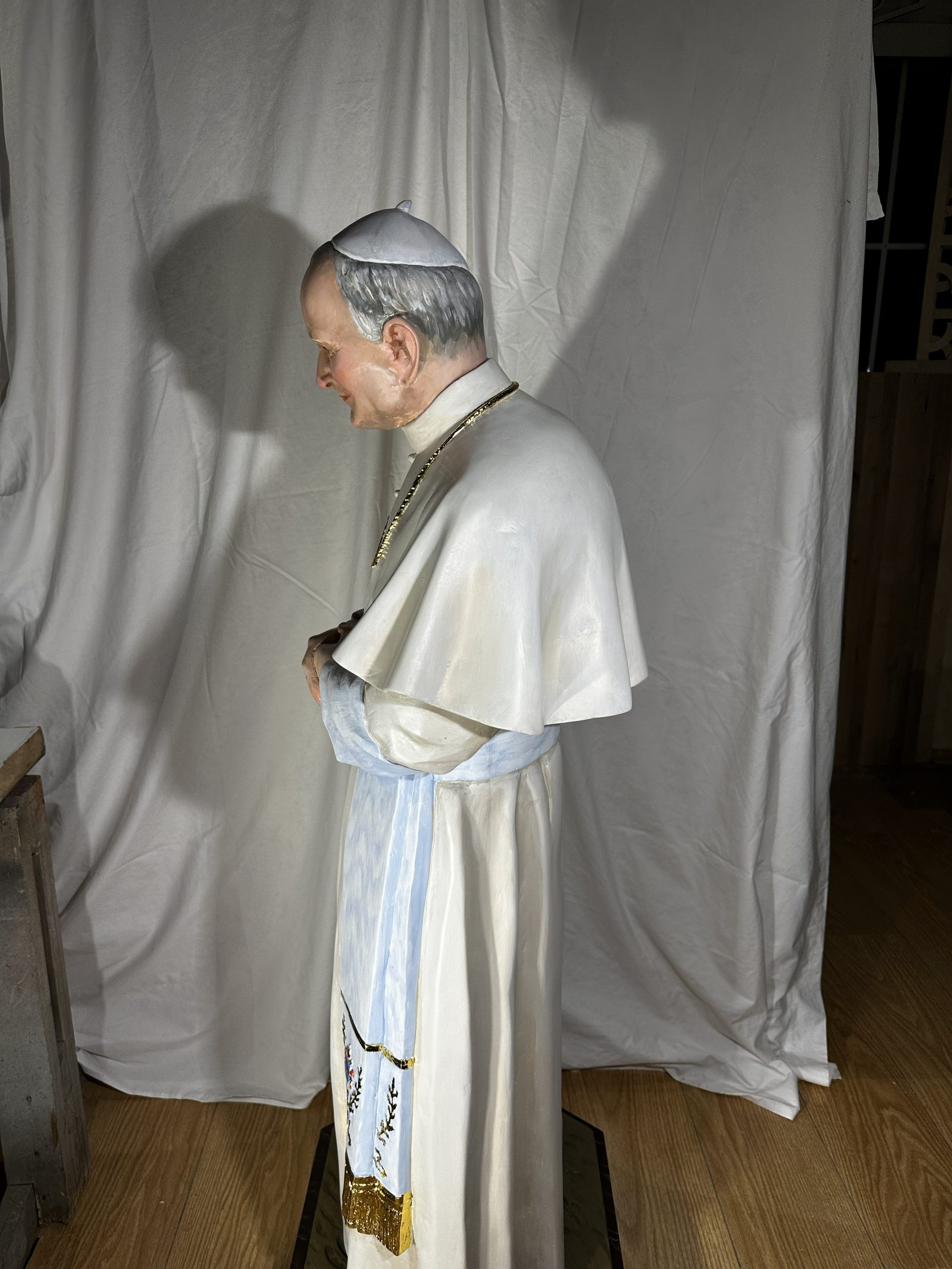 Św. Jan Paweł II – rzeźba drewniana na zamówienie - Image 9