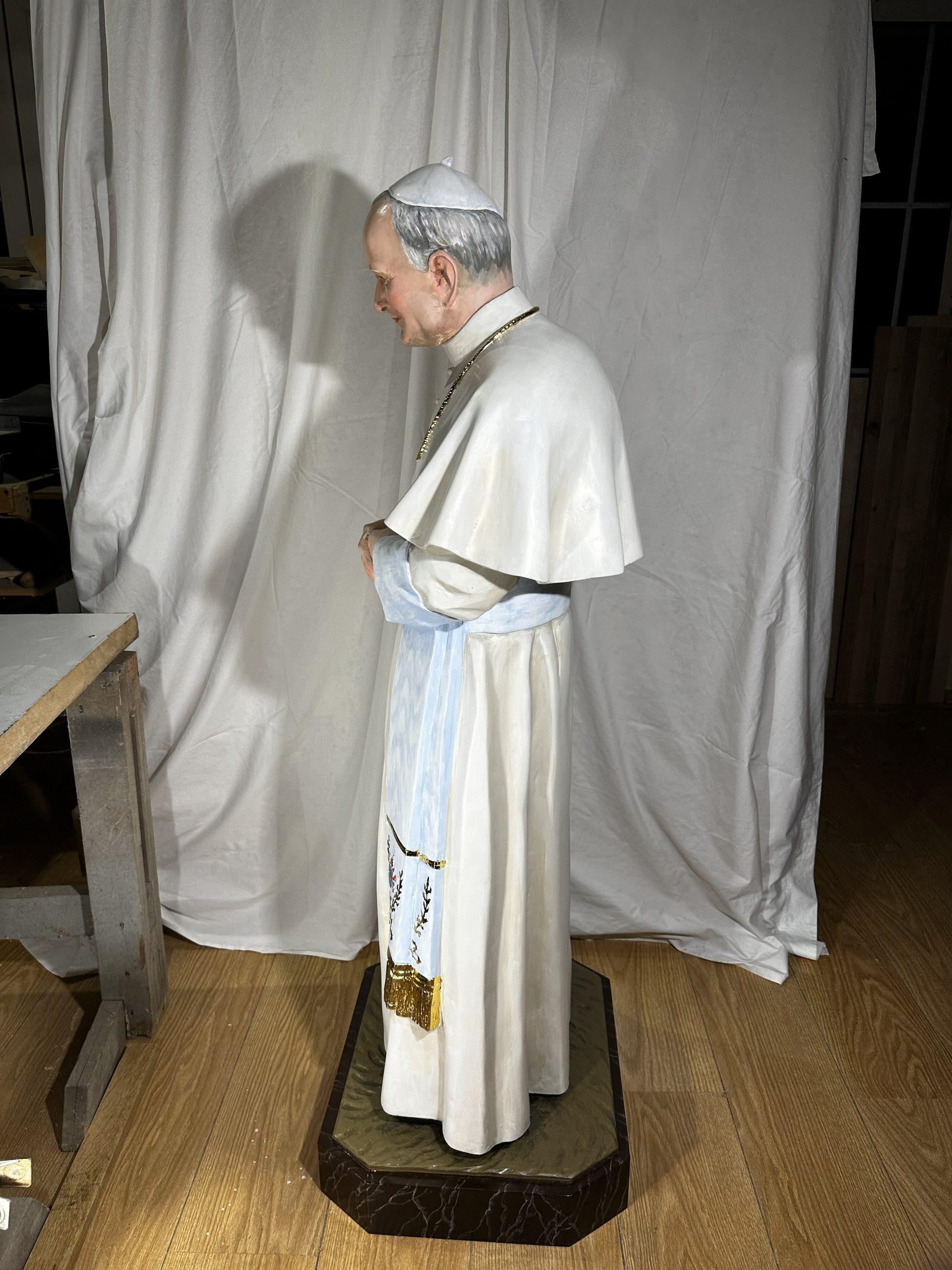 Św. Jan Paweł II – rzeźba drewniana na zamówienie - Image 8