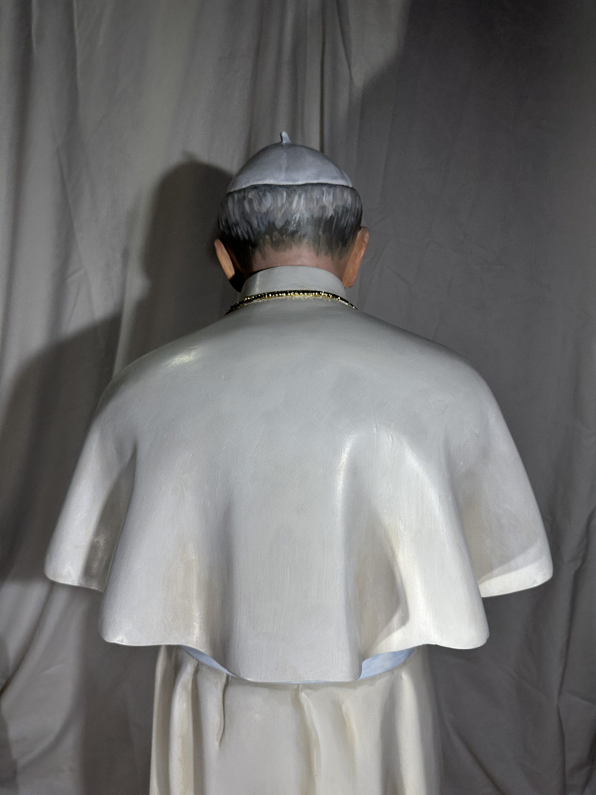 Św. Jan Paweł II – rzeźba drewniana na zamówienie - Image 7