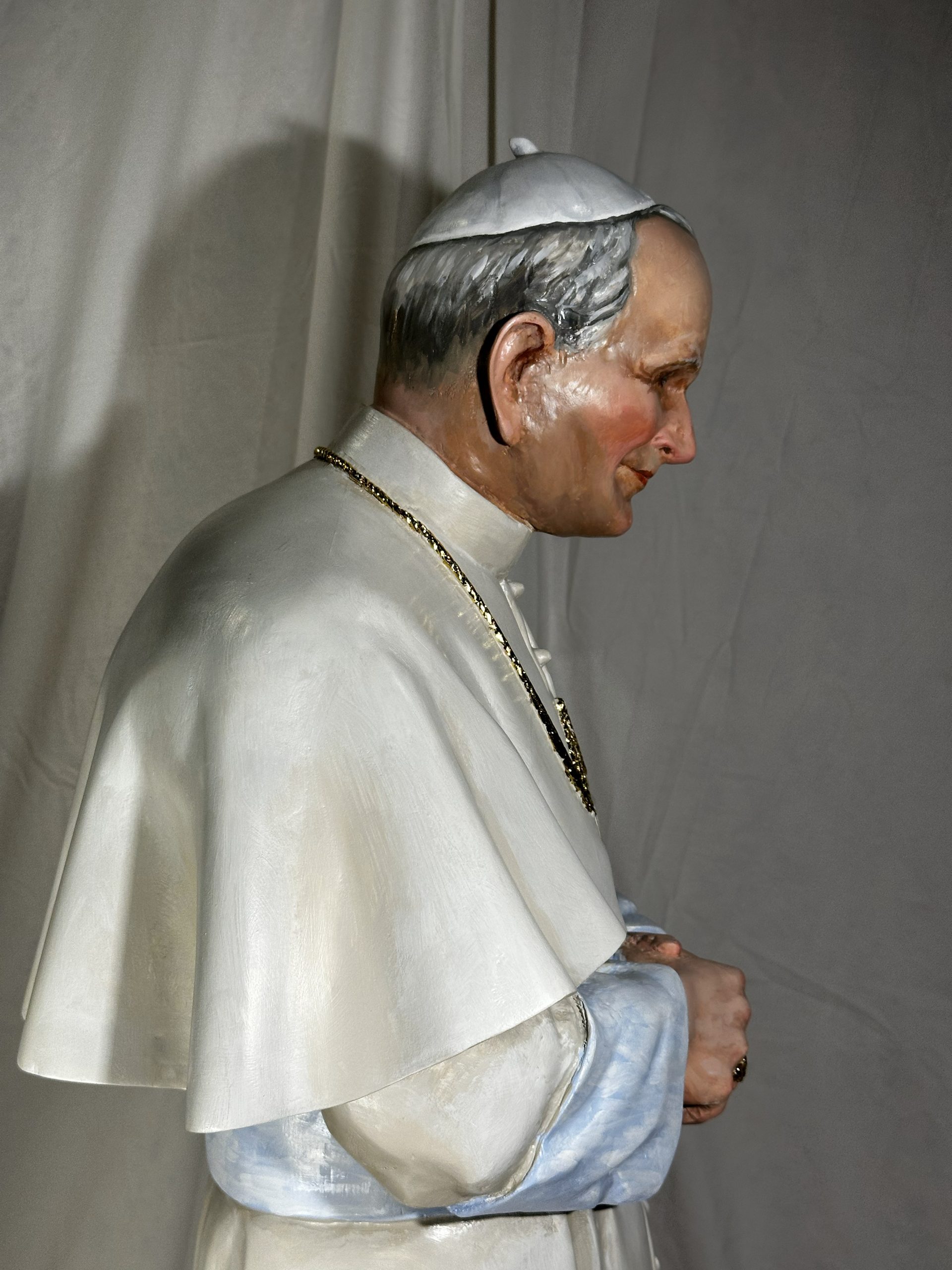 Św. Jan Paweł II – rzeźba drewniana na zamówienie - Image 5