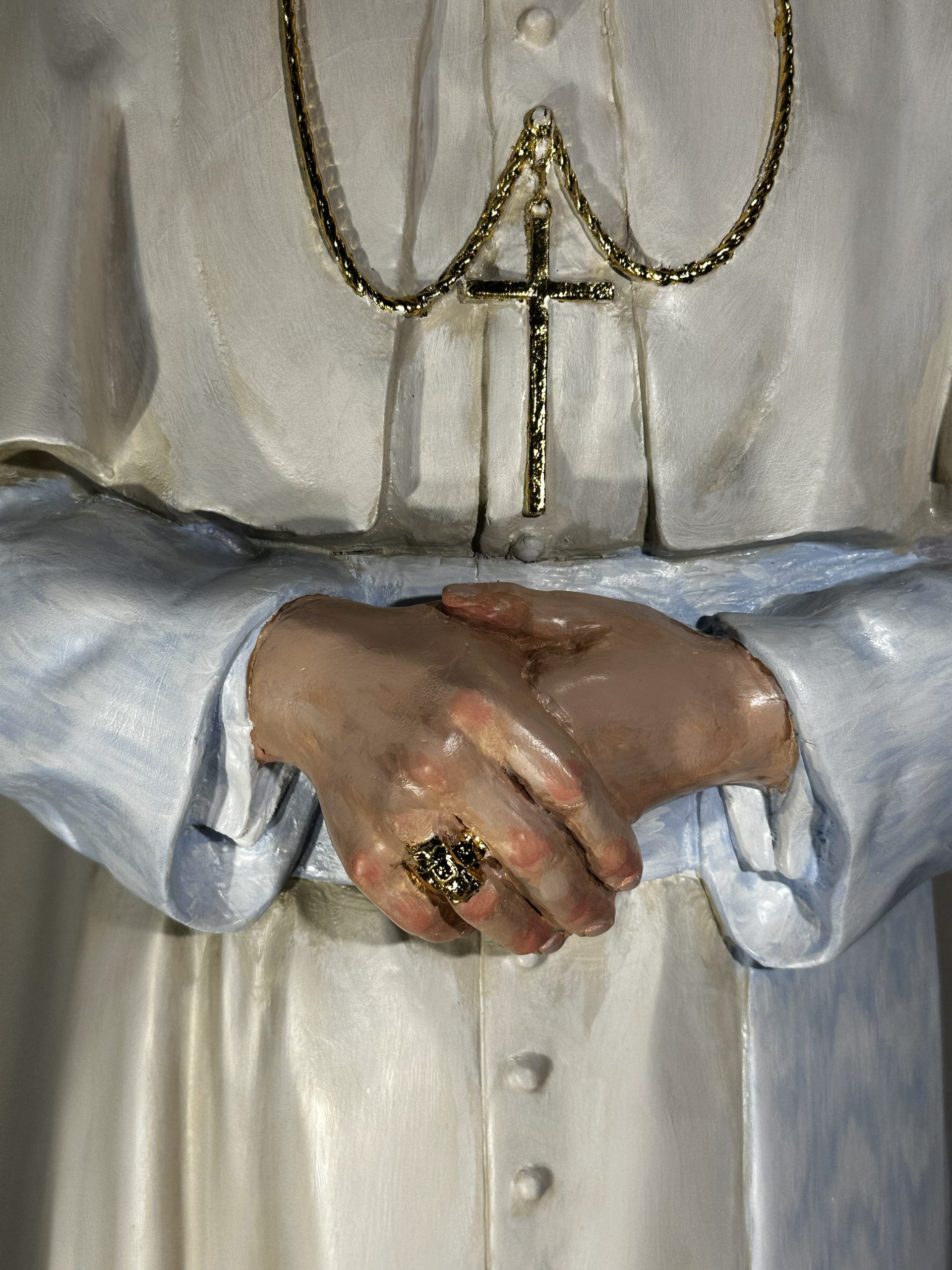 Św. Jan Paweł II – rzeźba drewniana na zamówienie - Image 4