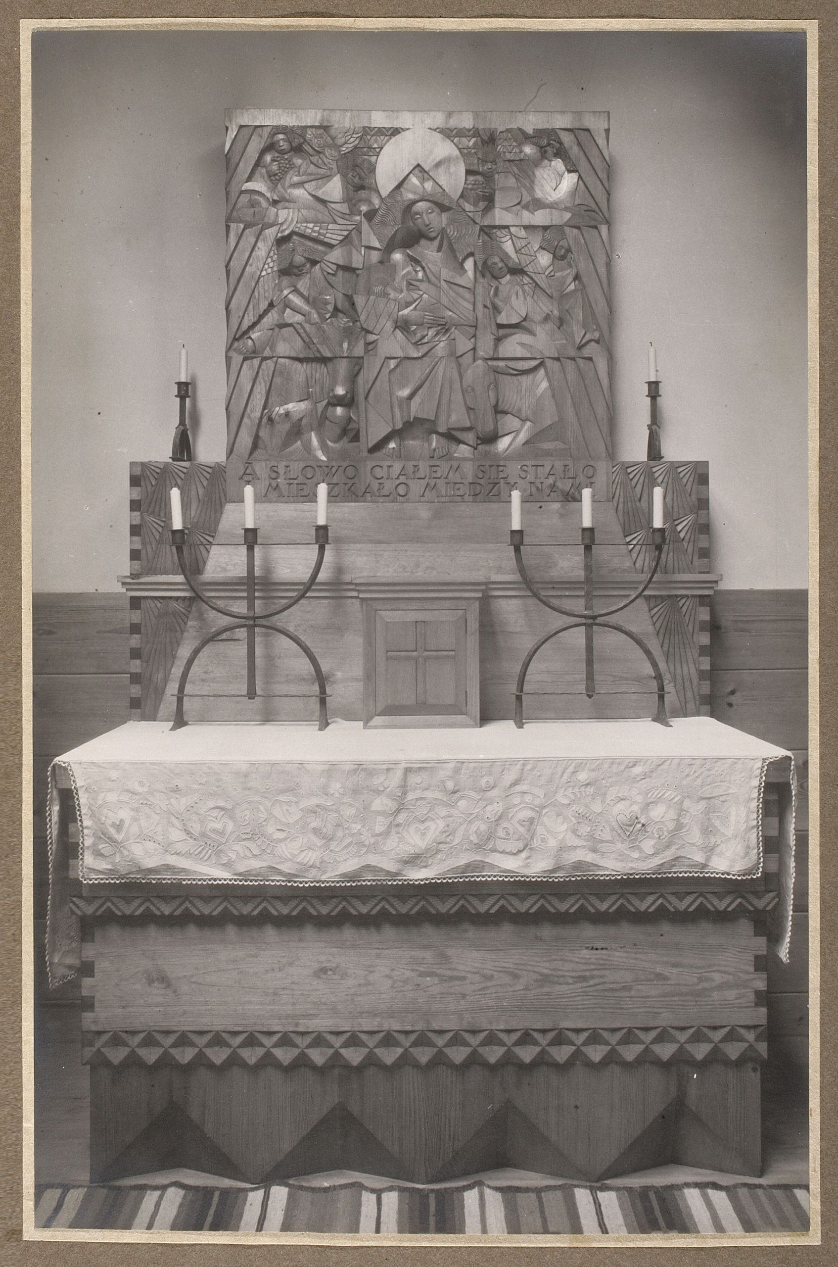 Archiwalna fotografia ołtarza z polskiej ekspozycji w Paryżu w 1925 roku