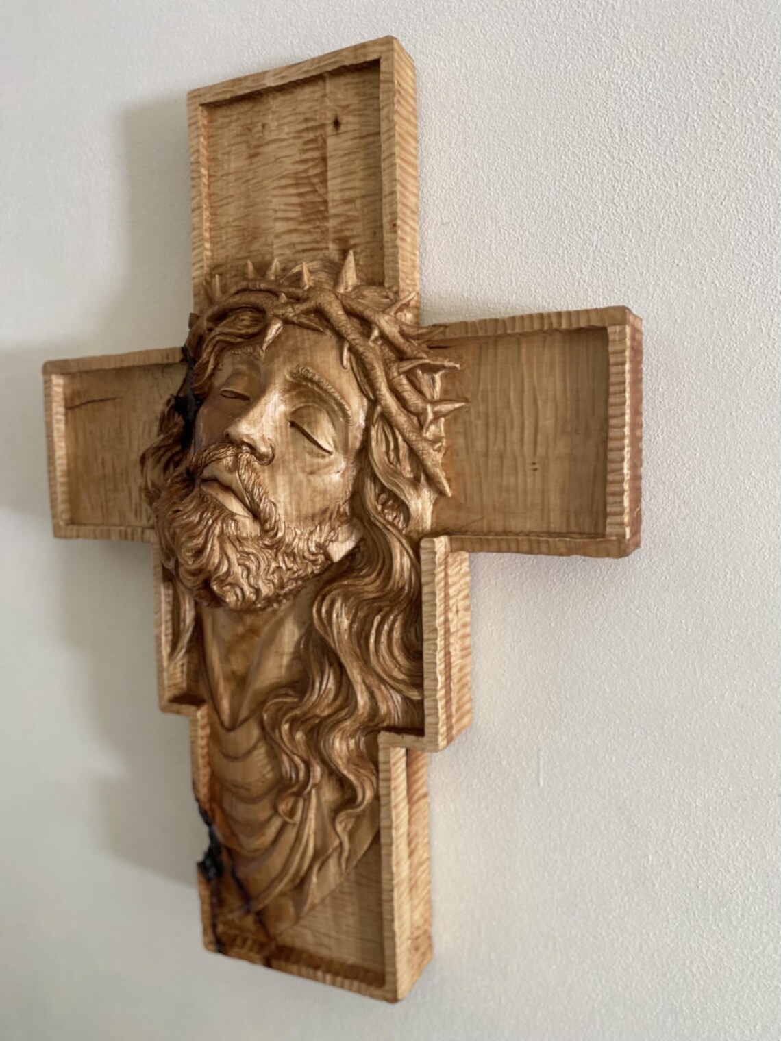 Chrystus na Krzyżu – autorska płaskorzeźba w drewnie lipowym 84 cm - obrazek 15