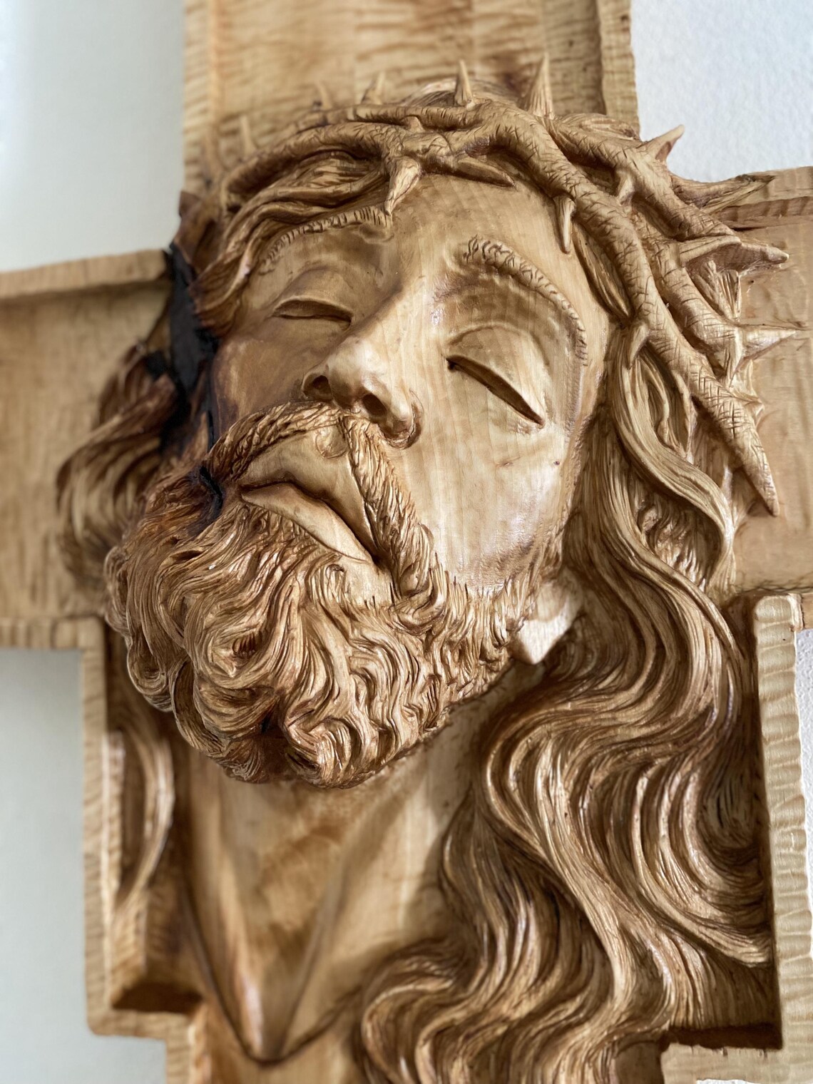 Chrystus na Krzyżu – autorska płaskorzeźba w drewnie lipowym 84 cm - obrazek 14
