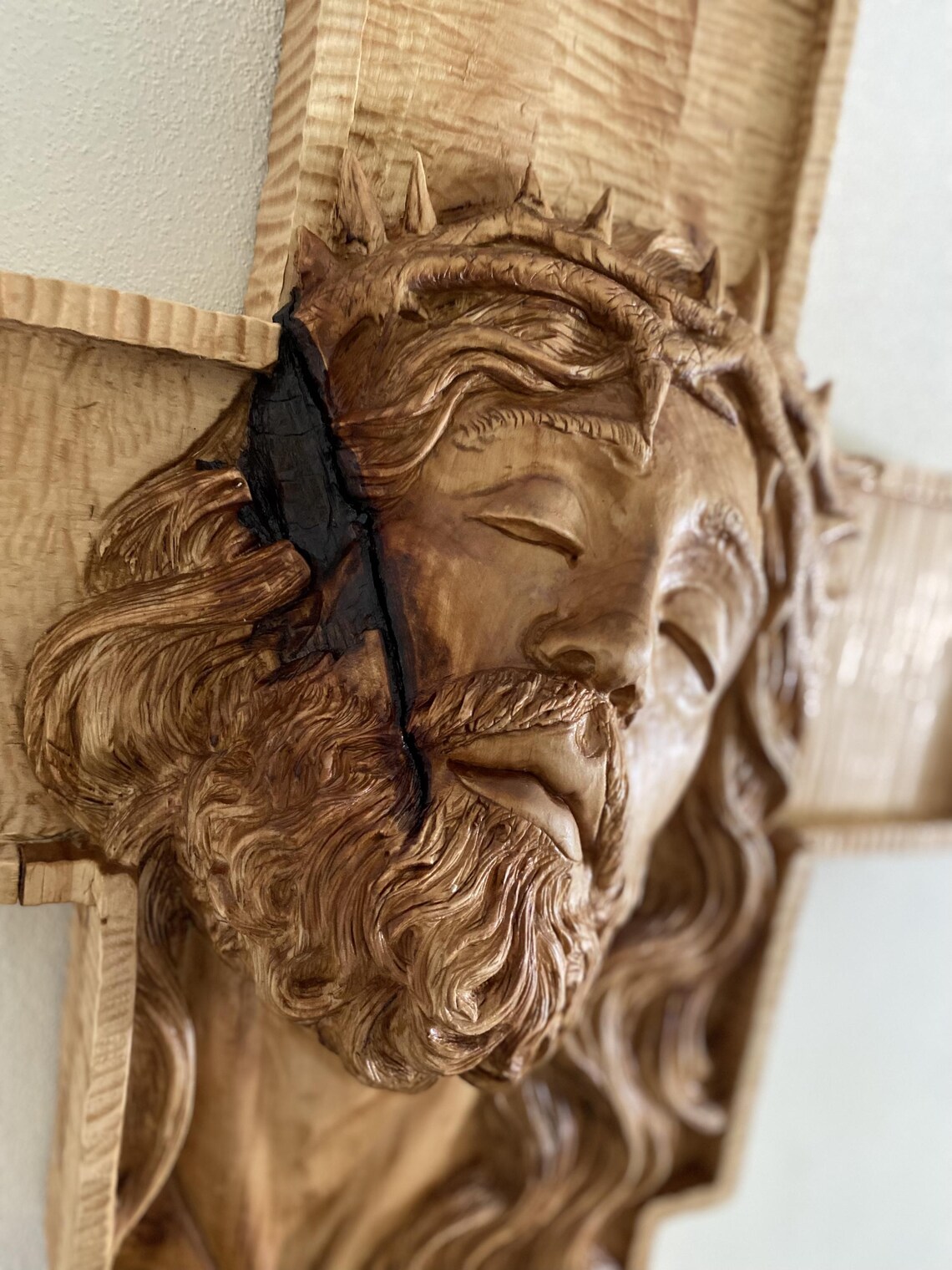 Chrystus na Krzyżu – autorska płaskorzeźba w drewnie lipowym 84 cm - obrazek 13