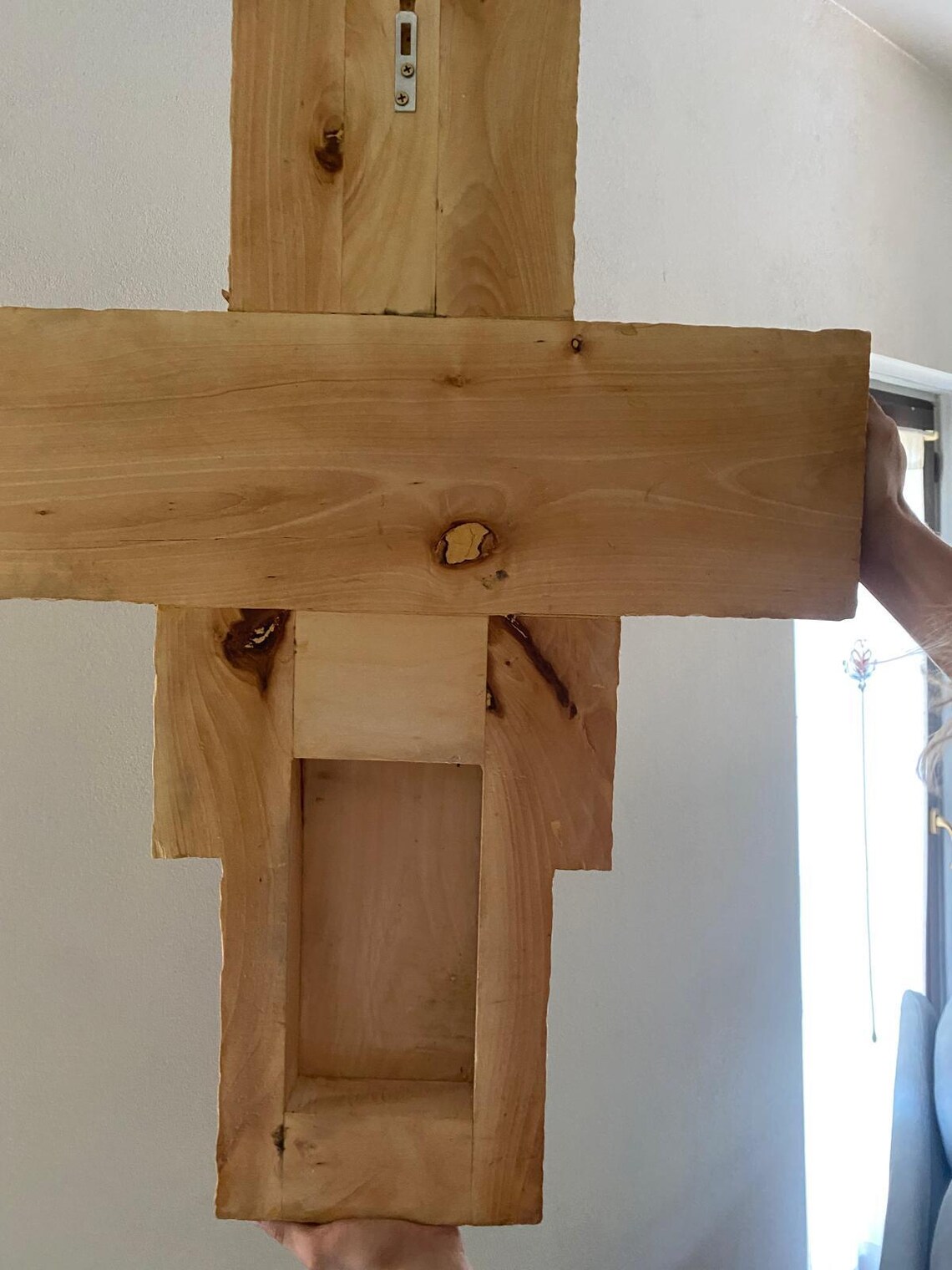 Chrystus na Krzyżu – autorska płaskorzeźba w drewnie lipowym 84 cm - obrazek 9
