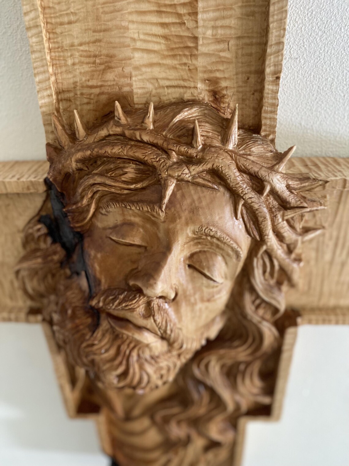 Chrystus na Krzyżu – autorska płaskorzeźba w drewnie lipowym 84 cm - obrazek 8