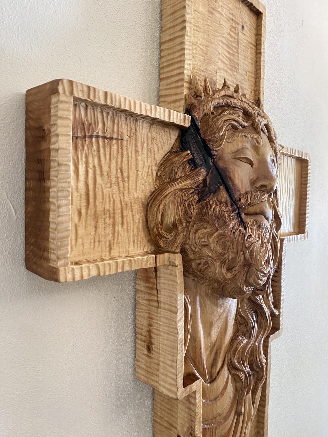 Chrystus na Krzyżu – autorska płaskorzeźba w drewnie lipowym 84 cm - obrazek 7