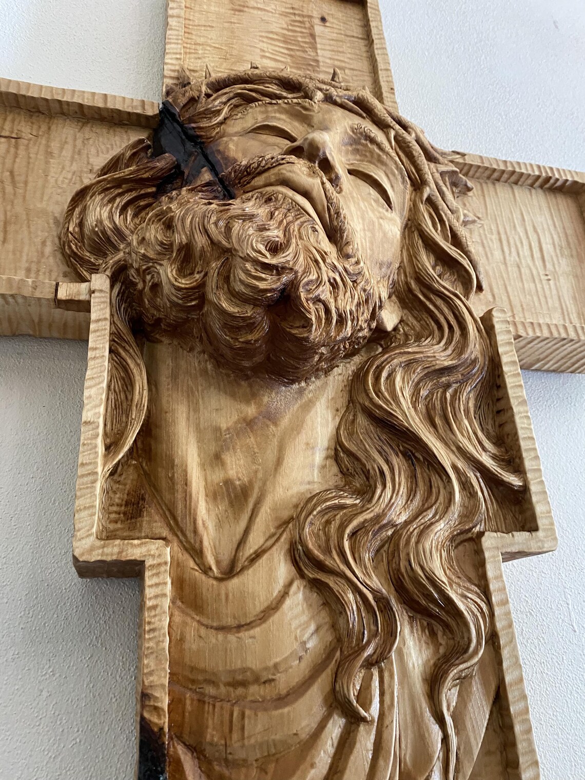 Chrystus na Krzyżu – autorska płaskorzeźba w drewnie lipowym 84 cm - obrazek 6