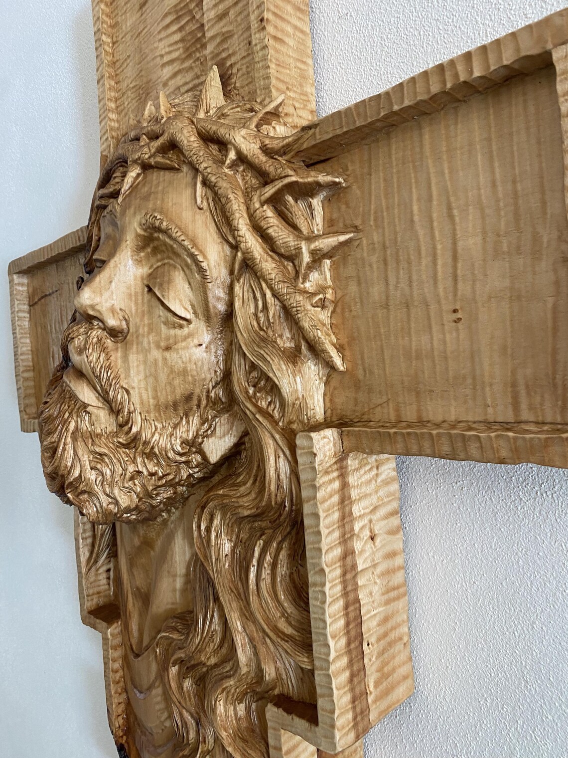 Chrystus na Krzyżu – autorska płaskorzeźba w drewnie lipowym 84 cm - obrazek 5