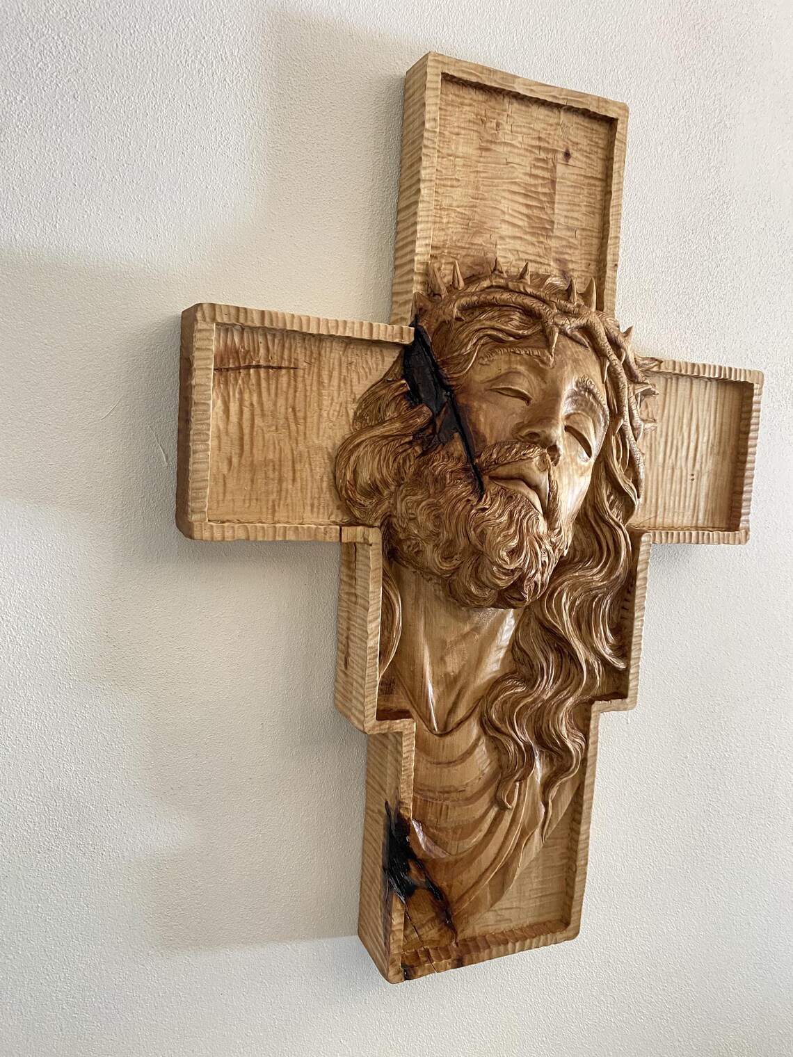 Chrystus na Krzyżu – autorska płaskorzeźba w drewnie lipowym 84 cm